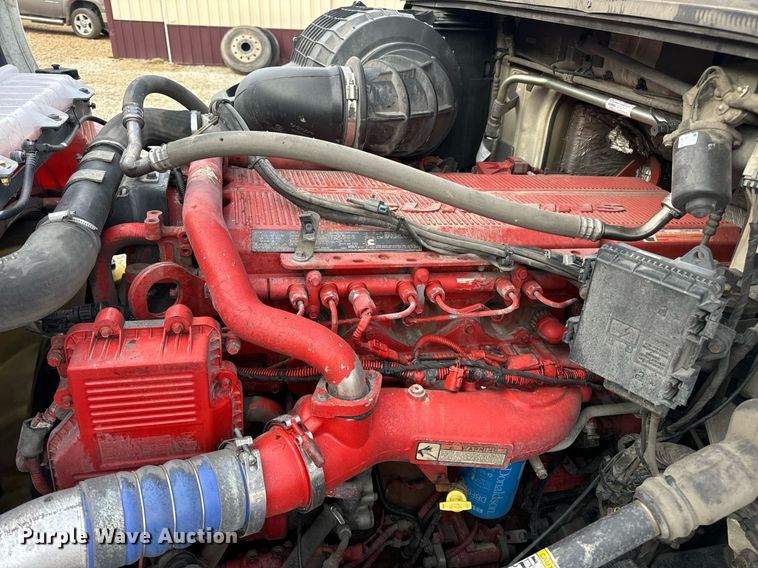 image for item EN5218 2013 Volvo VNL semi truck