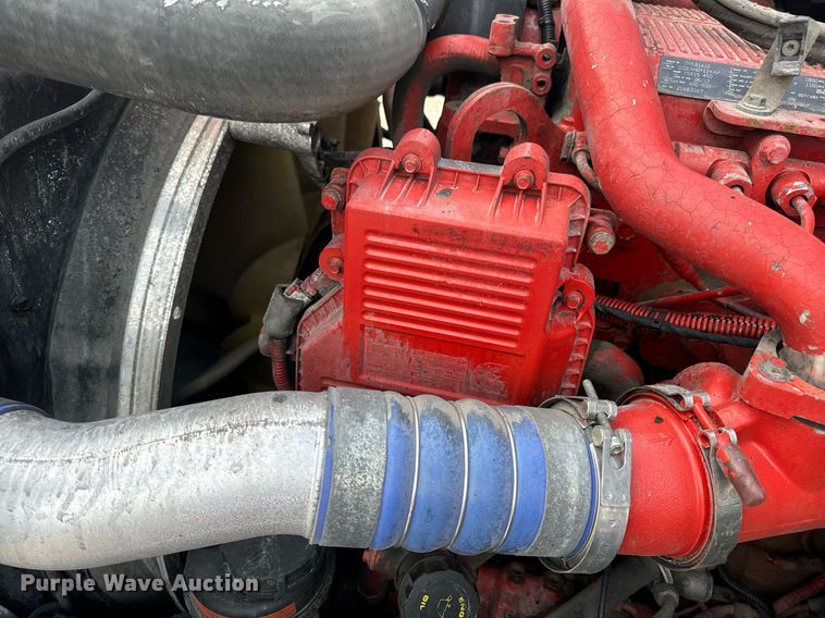 image for item EN5218 2013 Volvo VNL semi truck