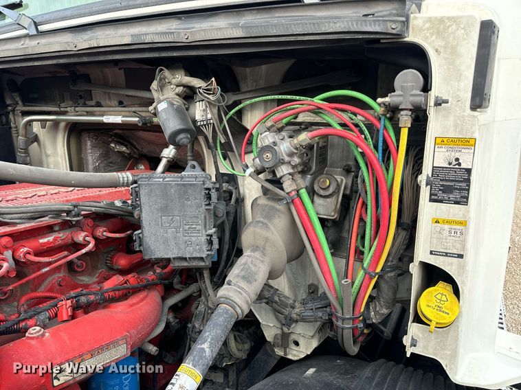 image for item EN5218 2013 Volvo VNL semi truck