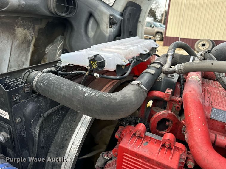 image for item EN5218 2013 Volvo VNL semi truck