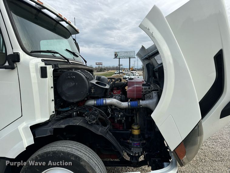 image for item EN5218 2013 Volvo VNL semi truck