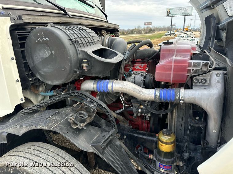 image for item EN5218 2013 Volvo VNL semi truck