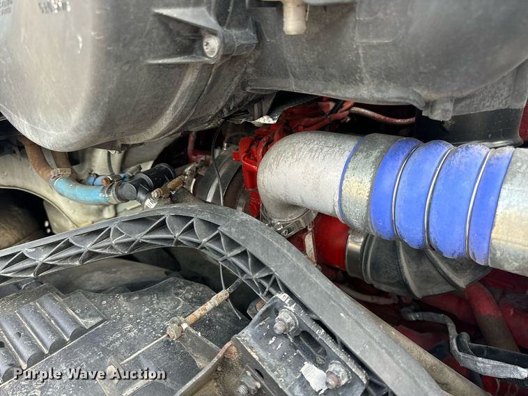 image for item EN5218 2013 Volvo VNL semi truck