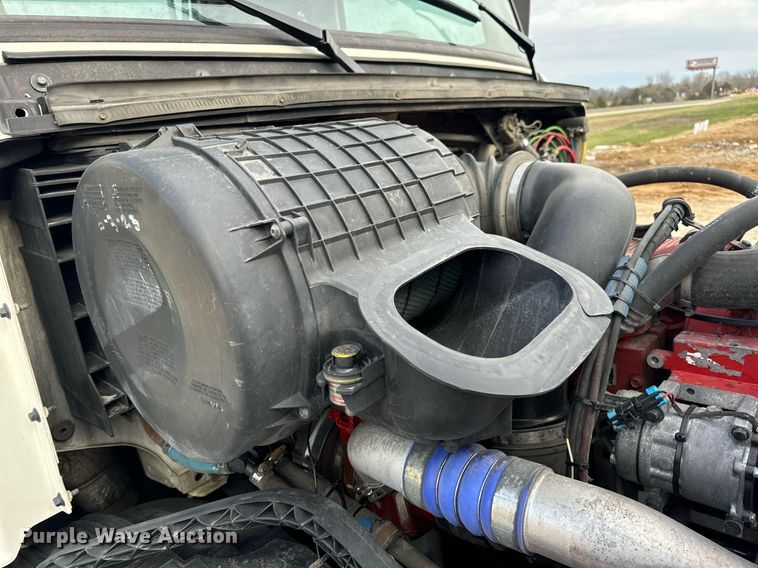 image for item EN5218 2013 Volvo VNL semi truck