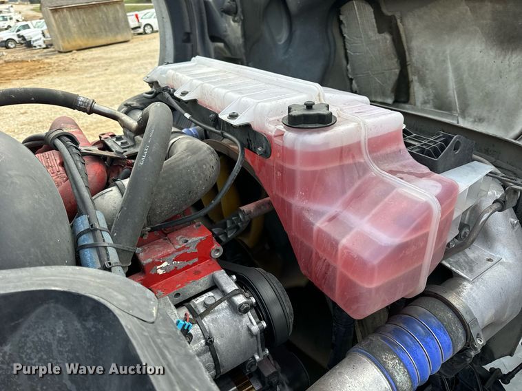 image for item EN5218 2013 Volvo VNL semi truck