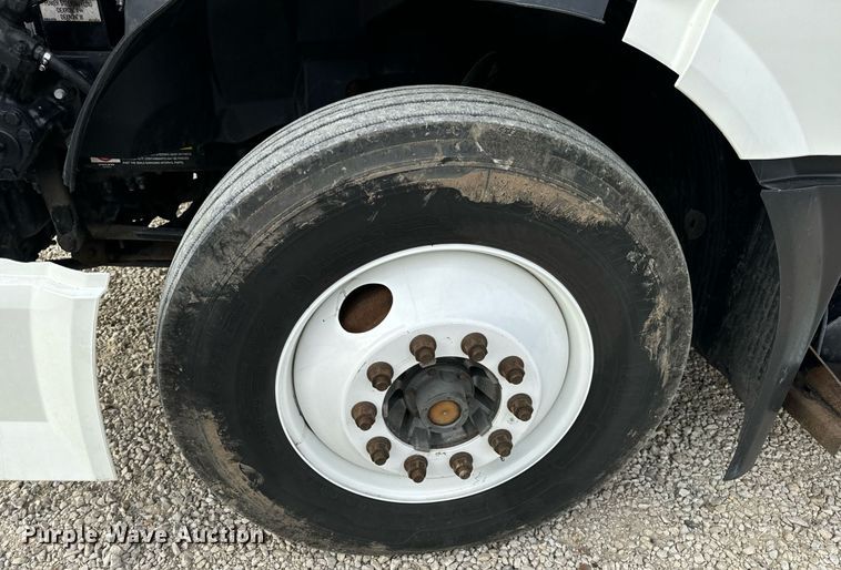 image for item EN5218 2013 Volvo VNL semi truck