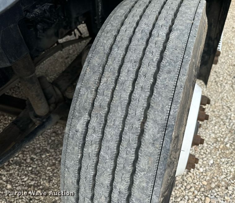 image for item EN5218 2013 Volvo VNL semi truck