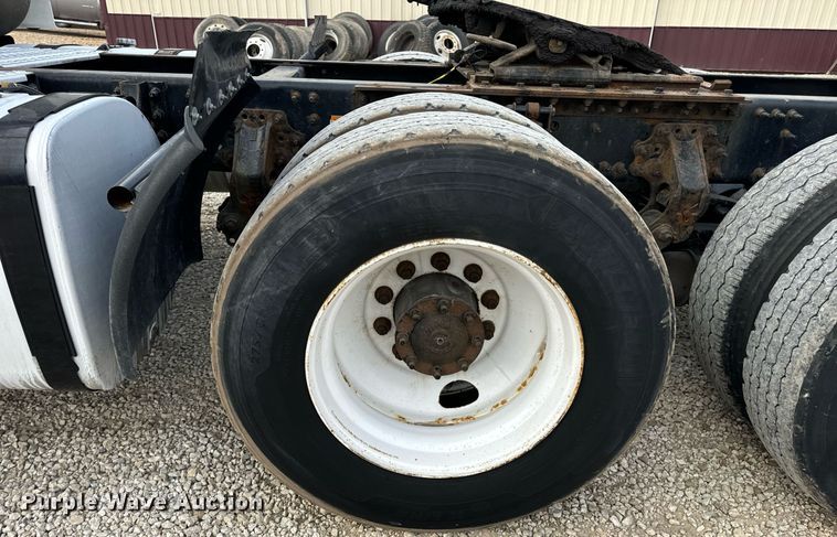 image for item EN5218 2013 Volvo VNL semi truck