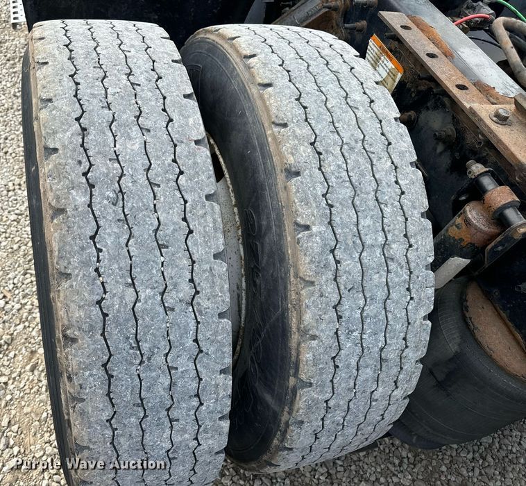 image for item EN5218 2013 Volvo VNL semi truck