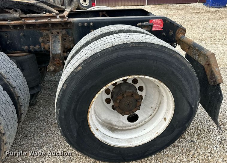 image for item EN5218 2013 Volvo VNL semi truck