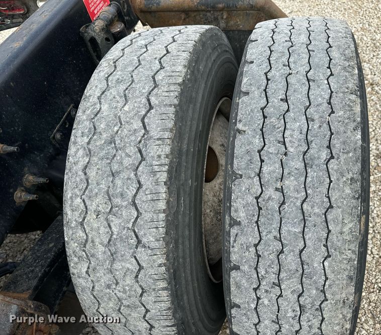 image for item EN5218 2013 Volvo VNL semi truck