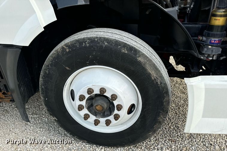 image for item EN5218 2013 Volvo VNL semi truck