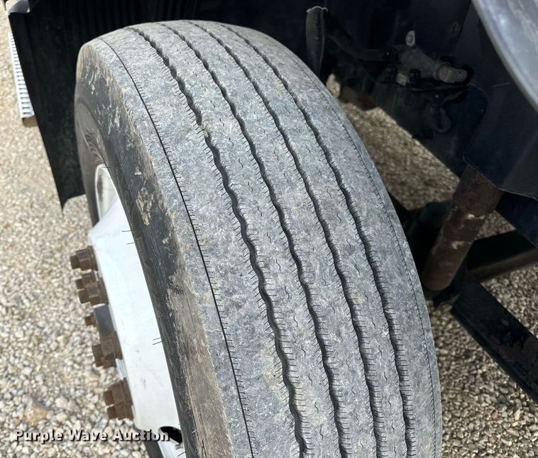 image for item EN5218 2013 Volvo VNL semi truck