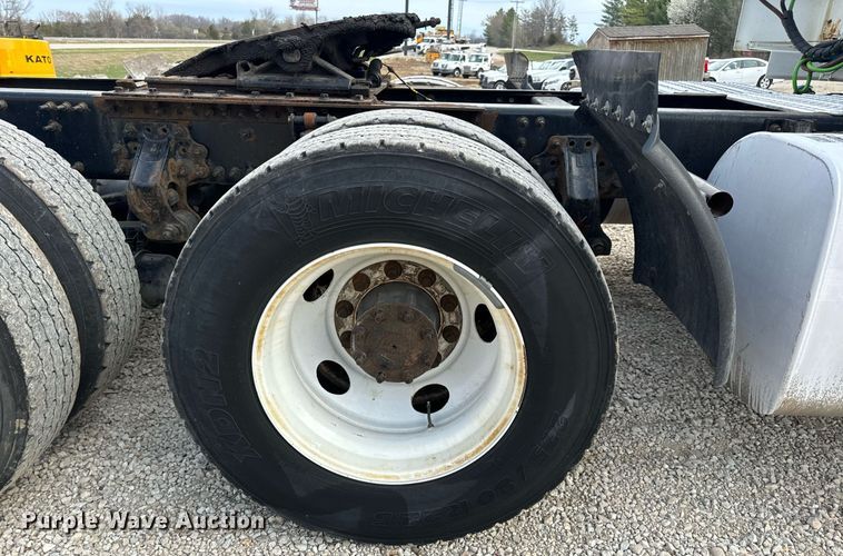 image for item EN5218 2013 Volvo VNL semi truck