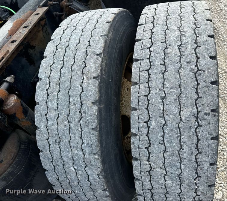 image for item EN5218 2013 Volvo VNL semi truck