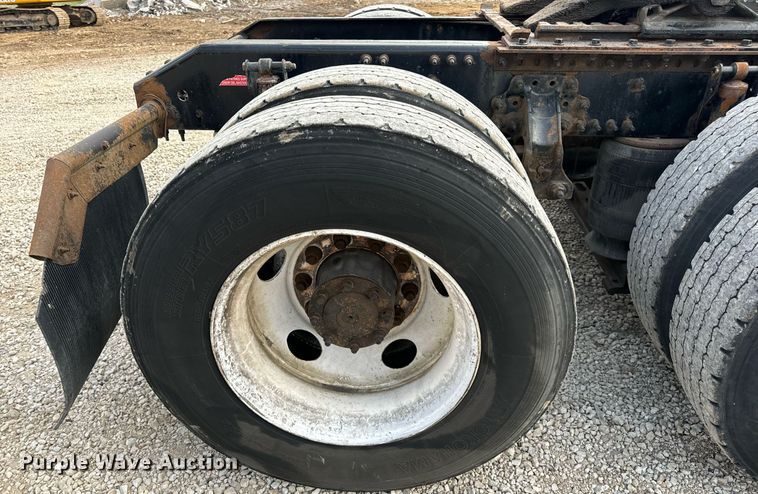 image for item EN5218 2013 Volvo VNL semi truck