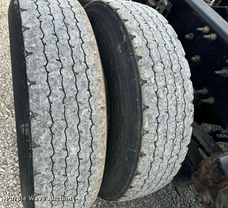 image for item EN5218 2013 Volvo VNL semi truck