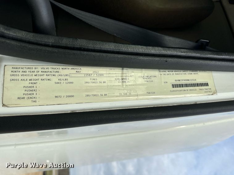 image for item EN5218 2013 Volvo VNL semi truck