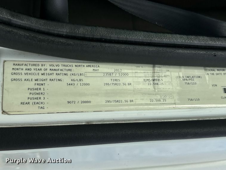 image for item EN5218 2013 Volvo VNL semi truck