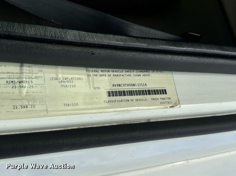 image for item EN5218 2013 Volvo VNL semi truck