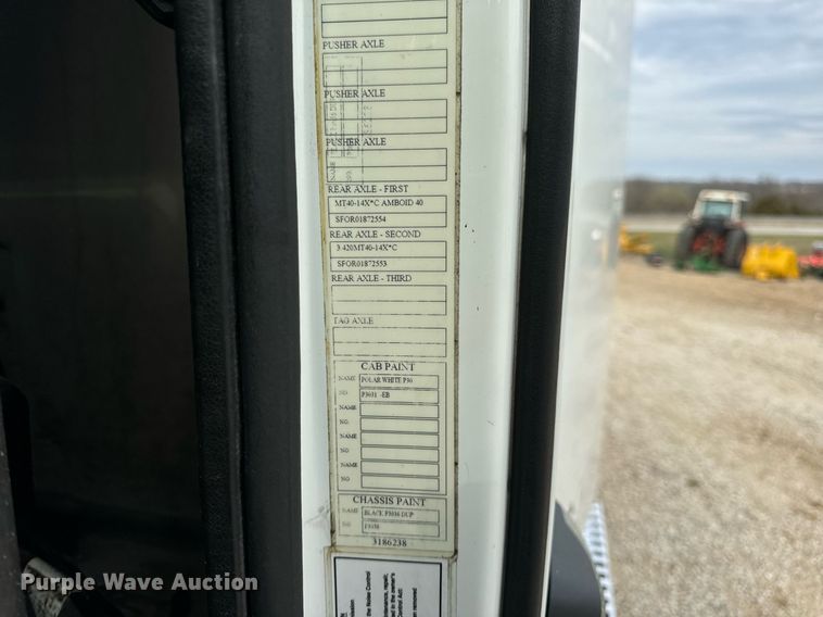 image for item EN5218 2013 Volvo VNL semi truck