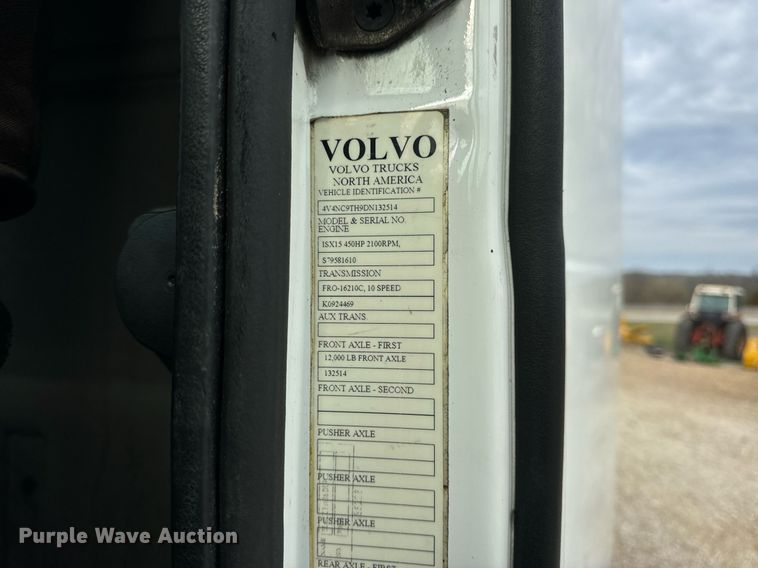 image for item EN5218 2013 Volvo VNL semi truck