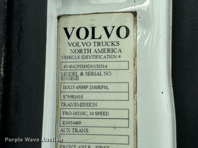 image for item EN5218 2013 Volvo VNL semi truck