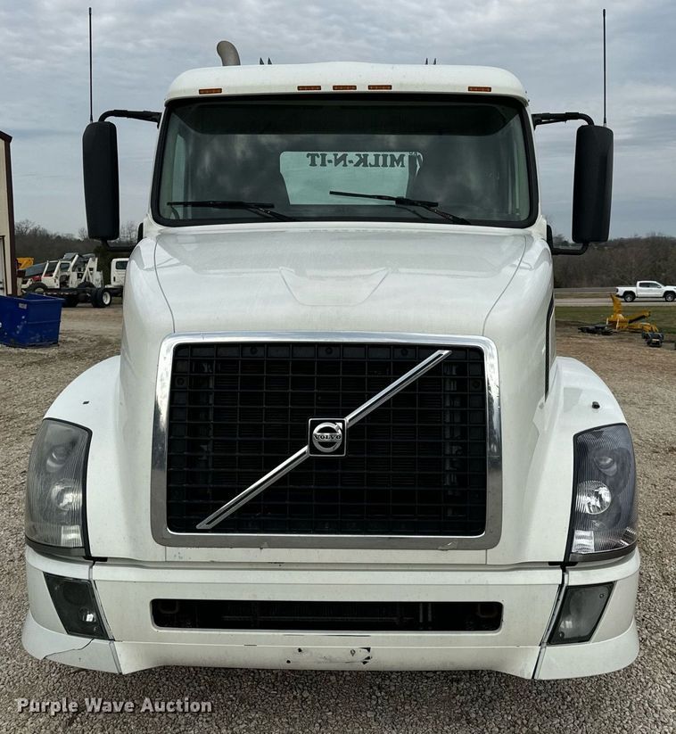 image for item EN5220 2013 Volvo VNL semi truck