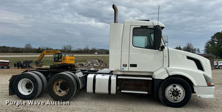 image for item EN5220 2013 Volvo VNL semi truck
