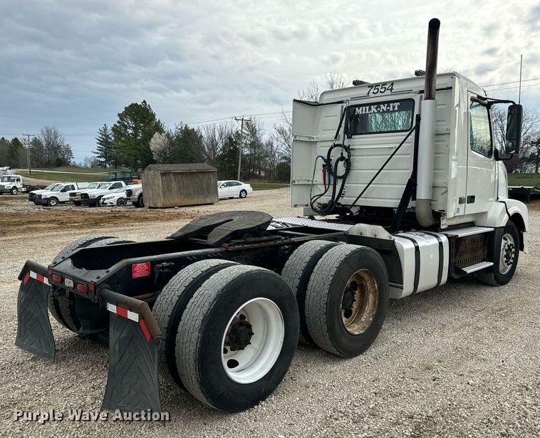 image for item EN5220 2013 Volvo VNL semi truck