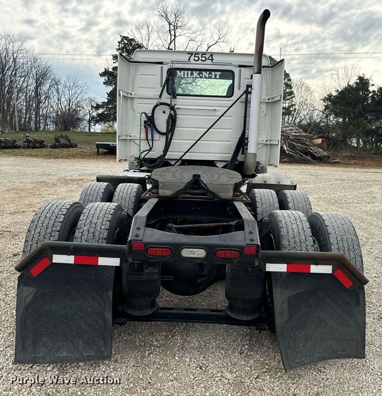 image for item EN5220 2013 Volvo VNL semi truck