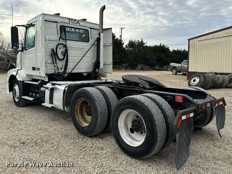 image for item EN5220 2013 Volvo VNL semi truck