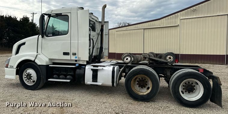 image for item EN5220 2013 Volvo VNL semi truck