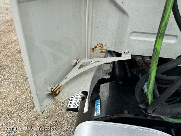 image for item EN5220 2013 Volvo VNL semi truck