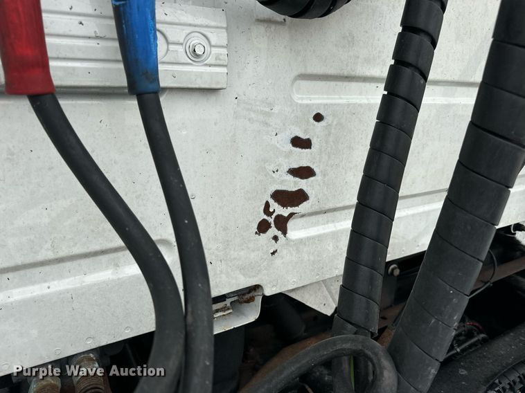 image for item EN5220 2013 Volvo VNL semi truck