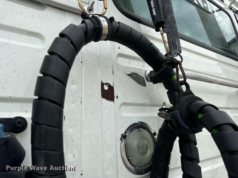 image for item EN5220 2013 Volvo VNL semi truck