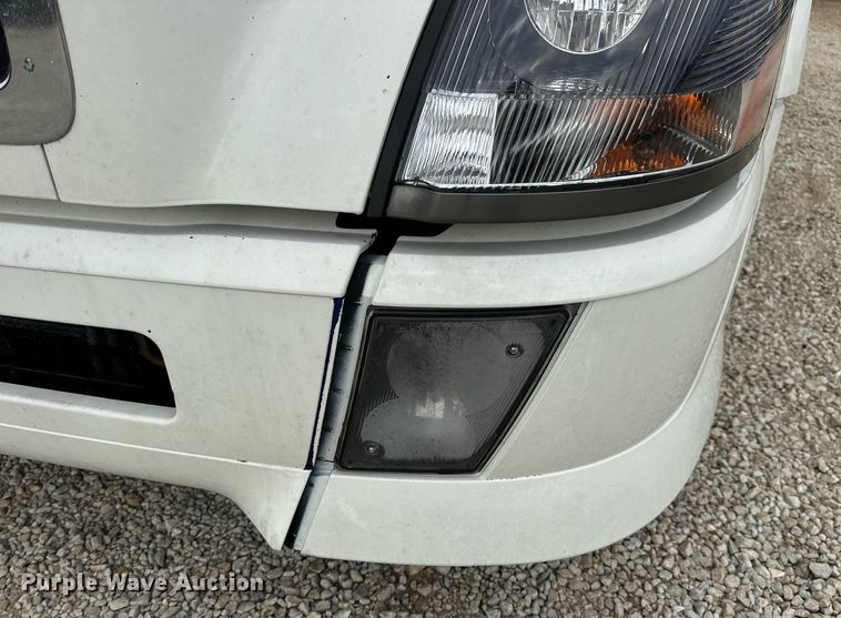 image for item EN5220 2013 Volvo VNL semi truck