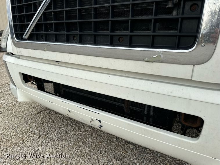 image for item EN5220 2013 Volvo VNL semi truck