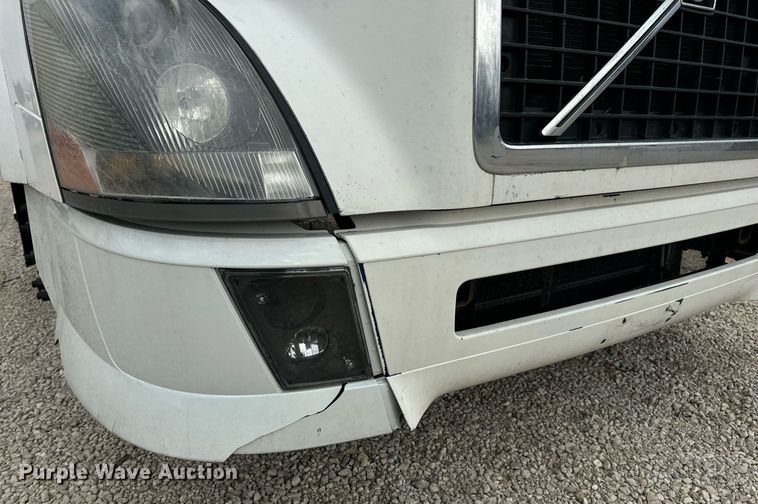 image for item EN5220 2013 Volvo VNL semi truck