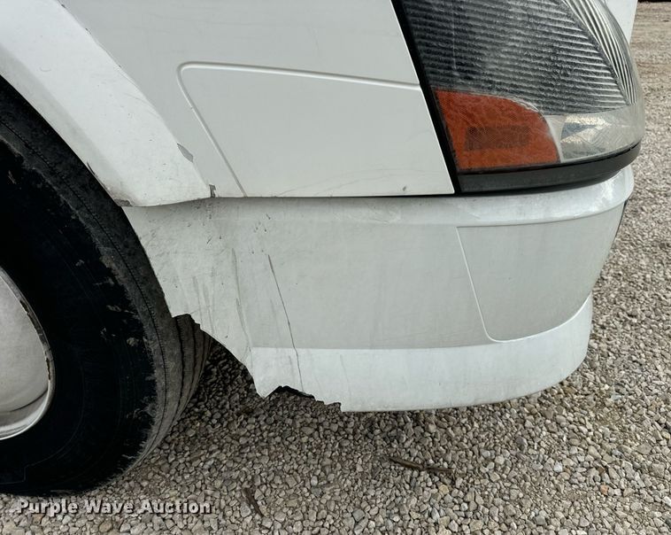 image for item EN5220 2013 Volvo VNL semi truck