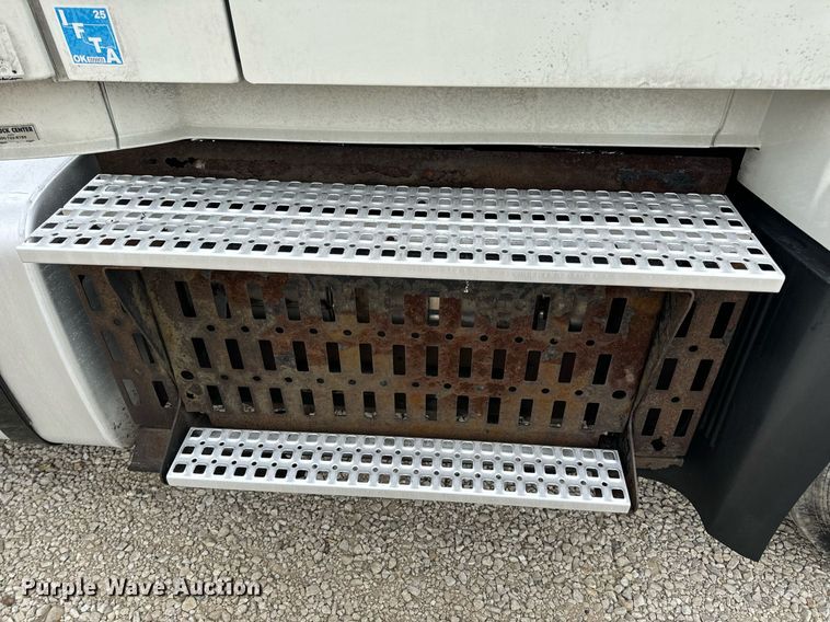 image for item EN5220 2013 Volvo VNL semi truck