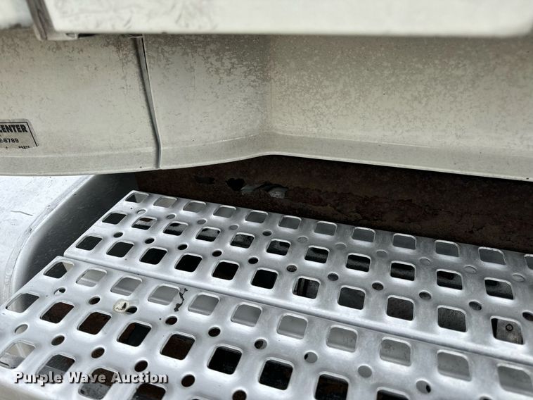 image for item EN5220 2013 Volvo VNL semi truck