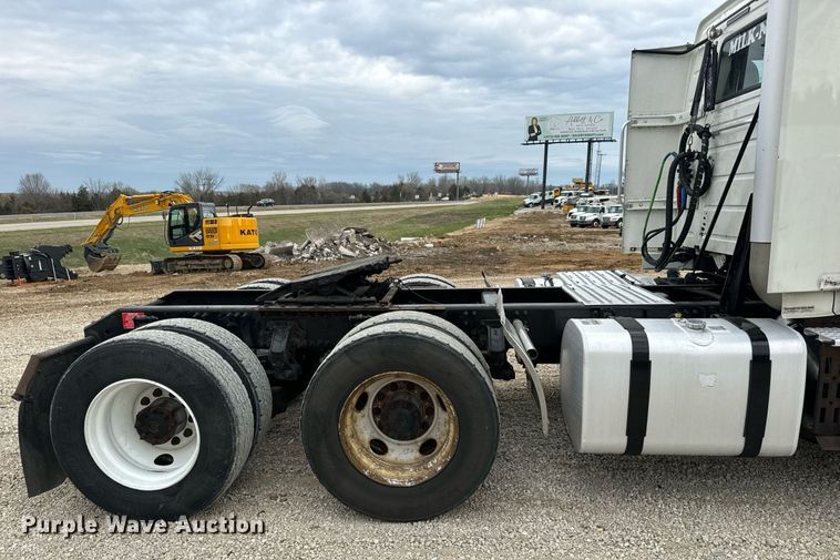 image for item EN5220 2013 Volvo VNL semi truck