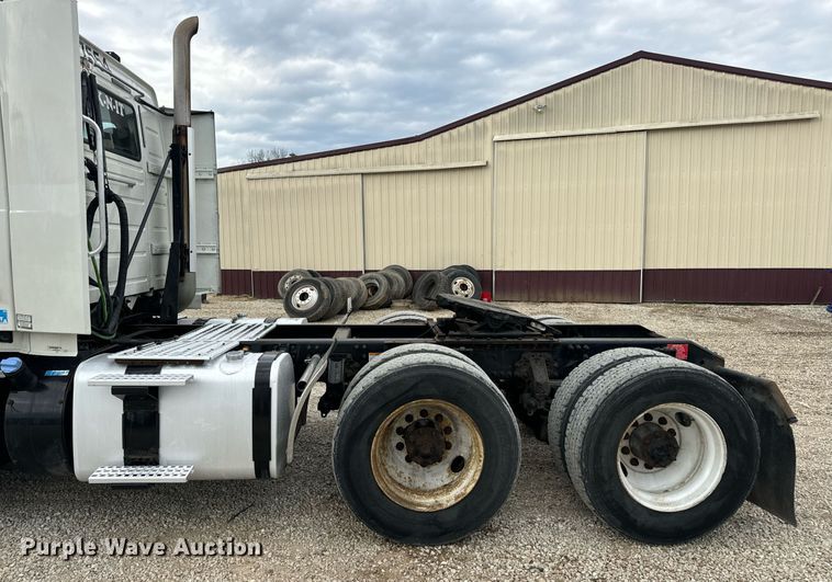 image for item EN5220 2013 Volvo VNL semi truck