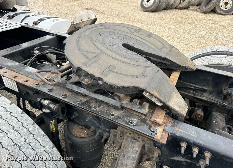 image for item EN5220 2013 Volvo VNL semi truck