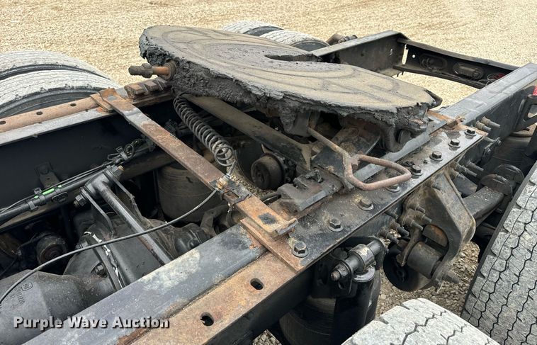 image for item EN5220 2013 Volvo VNL semi truck