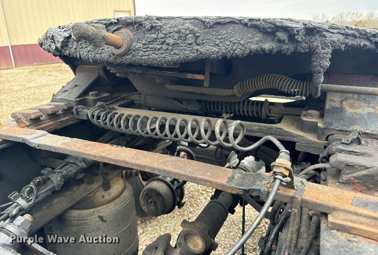 image for item EN5220 2013 Volvo VNL semi truck