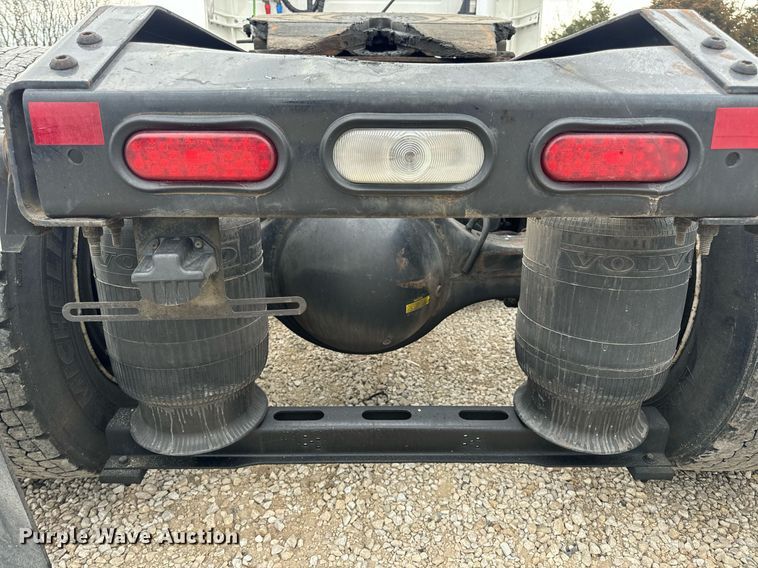 image for item EN5220 2013 Volvo VNL semi truck