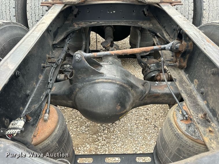 image for item EN5220 2013 Volvo VNL semi truck