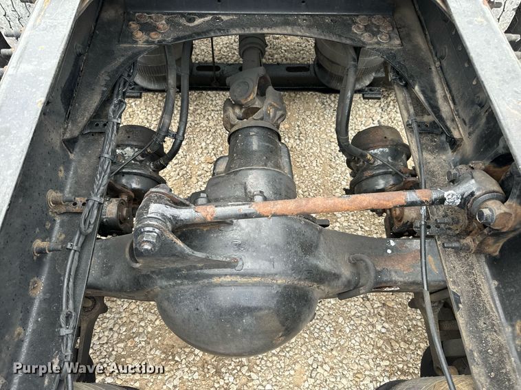 image for item EN5220 2013 Volvo VNL semi truck